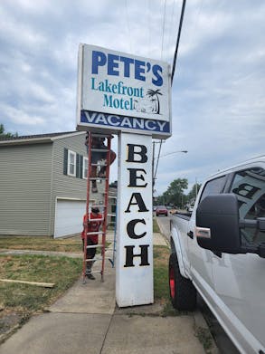 Pete's Lakefront Motel